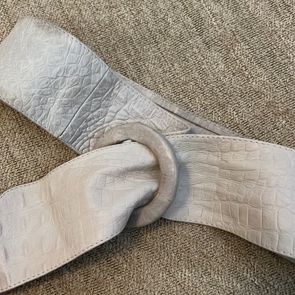 Cream leather belt, gently used, from United Colors of Benetton. Fits all sizes. - Picture 4 of 6